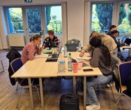 Schüler:innen lernen in Gruppen.