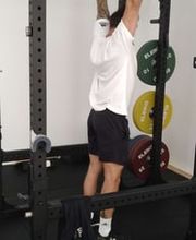 LIFE PERFORMANCE TRAINING | Personal Training Nürnberg - Sportler bei der Langhantel Schulterpresse im Rack, gezieltes Training für Schultern, Trizeps und Oberkörperstabilität im freien Krafttraining.