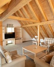 Wohnzimmer in der Seevilla des BEECH Resorts Plauer See