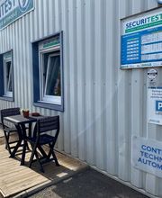 Terrasse pour attendre son véhicule au soleil