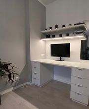 Fertige Möbel passen oft nicht zu individuellen Vorstellungen – sei es aufgrund der Maße oder der Qualität. Deshalb haben wir für unsere Kundin ein maßgefertigtes Home Office entworfen, das perfekt in eine Wandniesche integriert wurde.