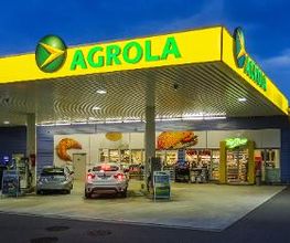 AGROLA Tankstelle in Mönchaltdorf mit TopShop; Abendaufnahme; Dach beleuchtet und TopShop Logo beleuchtet; Autos unter Dach geparkt