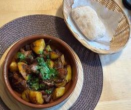- Ojachuri mit Sazebeli (eine scharfe universelle Tomatensauce aus Georgien)  14.90€.   Aus der Pfanne: ein Braten aus Schweinefleisch, Kartoffeln und Zwiebeln.