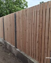 individueller Sichtschutzzaun aus einzeln geschraubten Lärchenholzbrettern inkl. Kappung auf 45 Grad