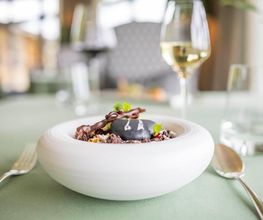 Hauptgericht mit Weißweinbegleitung im Gourmetrestaurant Silberdistel.