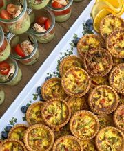 Garnelen-Spieße auf Avocadomousse und Cherrytomaten - Mini-Quiche mit Paprika & Feta