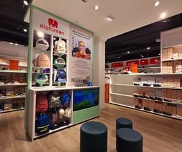 Der Sitzbereich und die Platzierung der Ruckzacken der Marke elefanten in der Deichmann Filiale in Überlingen. Es muss jedoch nicht die aktuell verfügbaren Modelle in der Filiale widerspiegeln.