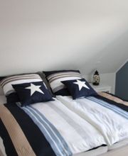 Eines der drei Schlafzimmer Ferienhaus Deichkörnchen Neßmersiel www.nord-sterne.de