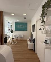 Sala de espera del Centro Auditivo Audika Palma de Mallorca ubicado en Carrer de Gilabert de Centelles, 8B, Llevant, Palma.