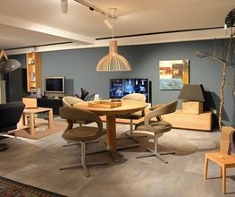Exklusives Esszimmer-Set mit drehbaren Design-Stühlen und ausziehbarem Holztisch im Möbelhaus Schmitz in Trier. Perfekte Inspiration für Ihre hochwertige Zweiteinrichtung und Essbereichsplanung.