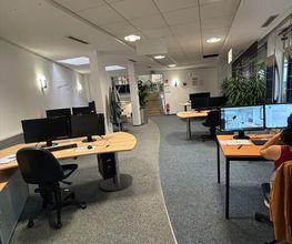 Schulungsraum mit mehreren PC-Arbeitsplätzen an Einzeltischen.