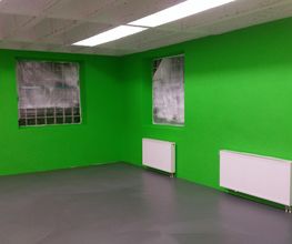 Umbauarbeiten: Neu gestrichene & erweiterte Trainingsfläche in einem Fitnessstudio.