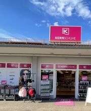 Kern Schuhe Krumbach von aussen bei Sonne. Schuhe für die ganze Familie zu bezahlbaren Preisen: Damenschuhe, Herrenschuhe und Kinderschuhe ergänz durch tolle Handtaschen und passende Accessoires. Wir freuen uns auf Ihren Besuch!