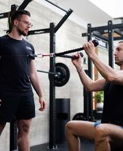 Personal Training Robert Reberger Fokus auf Körperkontrolle und Kraftentwicklung bei gezieltem Oberkörpertraining im Fitnessstudio.