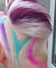 Nach 3,5 Stunden war unsere Leinwand fertig.
Dank Goldwell (Elumen ) und fachmännisches Können hatte unsere ,liebe, nette Kundin die kreativste Haarfarbe die Sie je hatte.
INTERESSE ? Dann ruf an!