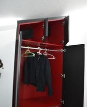 Menuiserie Luquiens - armoire sur-mesure noire et rouge- Coppet