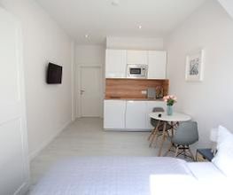 Studio Apartment (ohne Sauna) im Dachgeschoss:
Wohn/Schlafbereich mit Küche