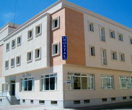 hostal-la-isla-fachada-01.jpg
