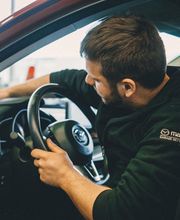 Auch der stellvertretende Werkstattchef weiss, was Sache ist. Heinz Jost am Werk.