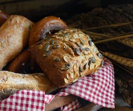 Bäckerei/Bakeoff
Wer kann schon herrlich duftenden Backwaren widerstehen? In der Bäckerei und um Backshop finden Sie eine große Auswahl davon. An der Bäckerei haben Sie die Möglichkeit, sich hinzusetzen und einen Kaffee (auch to go) in Ruhe zu genießen. Dazu empfehlen wir besonders ein leckeres Stück Kuchen oder Torte.