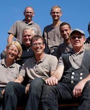 Unser Team besteht aus dem Firmeninhaber Dachdeckermeister Thomas Kantelberg, fünf Dachdeckergesellen, einem Auszubildendem, einem Helfer und einer Bürokraft.