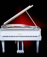 Ein weißer Konzertflügel der Marke Beltmann auf schwarzem Hintergrund. Stilvolles Instrument für Bühne und Wohnzimmer mit edlem Design.