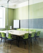 Für Besprechungen und digitale Meetings stehen uns alle technischen Erforderlichkeiten zur Verfügung.