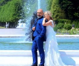 Brautpaar im Schlosspark am Brunnen