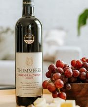 Cabernet Sauvignon Superior Rubinrot mit einem klaren Bouquet aus Paprika, Himbeere und Gewürzen. Trocken am Gaumen, mit gut eingebundener Säure, seidigen Tanninen und ausgewogener Struktur. Ein eleganter, vollmundiger Cabernet aus Eger.
