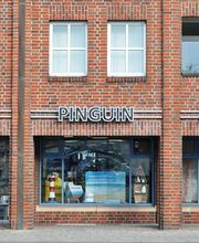 Aussenansicht der Pinguin-Apotheke