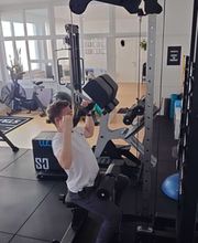 LIFE PERFORMANCE TRAINING | Personal Training Nürnberg - Seitliche Trainingsaufnahme beim Krafttraining an einer Zugmaschine in heller Studioatmosphäre. Perfekt für Themen wie individuelles Krafttraining, Personal Trainer für Muskelaufbau und strukturiertes Training in Nürnberg.