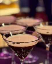Geschlossene Gesellschaft Elegante Espresso-Martinis in Kristallgläsern – stilvolle Cocktail-Begleitung zum Dinner bei Geschlossene Gesellschaft Hamburg.