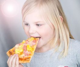 Mädchen mit MUNDFEIN Pizza