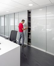 Maatwerk kastwanden met schuifdeuren op maat gemaakt en geplaatst op kantoor