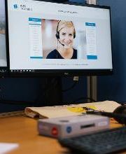 Arbeitsplatz mit zwei Bildschirmen, Tastatur und Kopfhörer