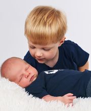 Babyshooting mit großem Bruder.jpg