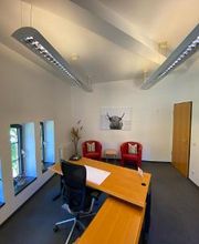 Tagesbüro mit Fenster und Sessel für Coaching.