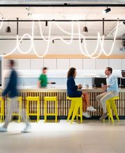 RISE Café - Der zentrale Treffpunkt, der unsere Unternehmenswerte widerspiegelt: Respekt, Integrität, Service, Exzellenz und dazu einlädt gemeinsam Kaffee und Lunch zu genießen, zu netzwerken und neue Kontakte knüpfen oder auch in Café-Atmosphäre temporär zu arbeiten