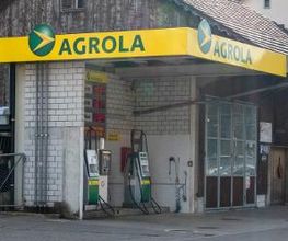 AGROLA Tankstelle in Steg im Tösstal; überdacht mit zwei Tanksäulen und Zahlterminal; dahinter Gebäude