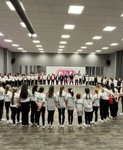 D.D.Project - Hip-Hop Tanzschule Dresden Große Gruppe im Tanzsaal bei einem gemeinsamen Training oder Workshop, geeignet für Inhalte zu Tanzunterricht, Gemeinschaft und Nachwuchsförderung.