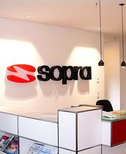 Aussenwerbung: Reliefbuchstaben an Indoorfassade — produziert von DIE2 Werbung+Marketing GmbH aus Quickborn, in Schleswig-Holstein.