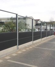 Lärmschutzwand an einem Kino-Parkplatz