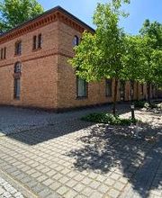 Office Center von der Seite mit Parkmöglichkeiten für Kfz / Auto