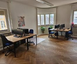 Geräumiger Schulungsraum mit mehreren Computerarbeitsplätzen.