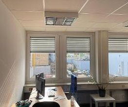 Ein PC-Arbeitsplatz mit Monitoren, Tastatur, Maus und Headset.