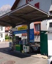 AGROLA Tankstelle in Walenstadt bei Renault Garage. Kleine Überdachung mit einer Tanksäule und Zahlterminal