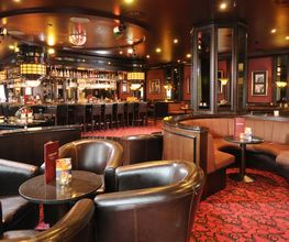 Bar im Maritim Hotel Dresden: Gemütliche Atmosphäre mit bequemen Sesseln, ideal für entspannte Abende bei Cocktails, Weinen und Snacks.