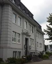 Eingangsbereich eines Gründerzeitgebäudes von der Seite.