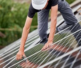 Gemeinsam entwickeln wir das für Sie passende Energiekonzept, das auf Ihre Bedürfnisse zugeschnitten ist. Unsere innovativen Lösungen geben Ihnen die Möglichkeit, unabhängiger von den Schwankungen der Strompreise zu werden.