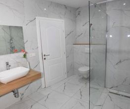 Superior Apartment mit Sauna:
Bad mit Walk-In-Dusche